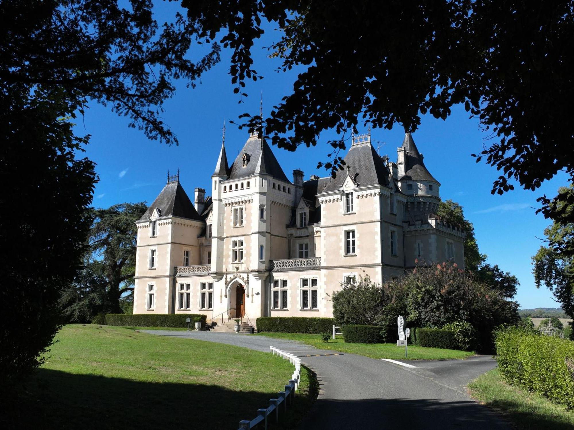Sejour De Charme Au Chateau Avec Petit-Dejeuner Et Parking - Fr-1-591-705 Cluis Exterior foto